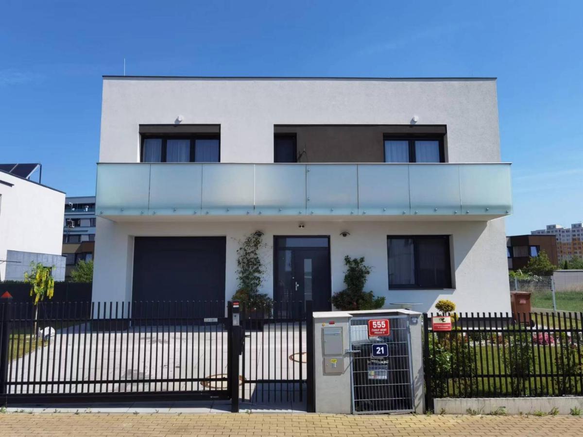 Yipin Villa Prague Luaran gambar